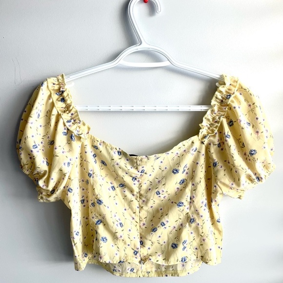 💖(2 for $15)💖 Buttercup Floral Puff Sleeved Top - Picture 4 of 4